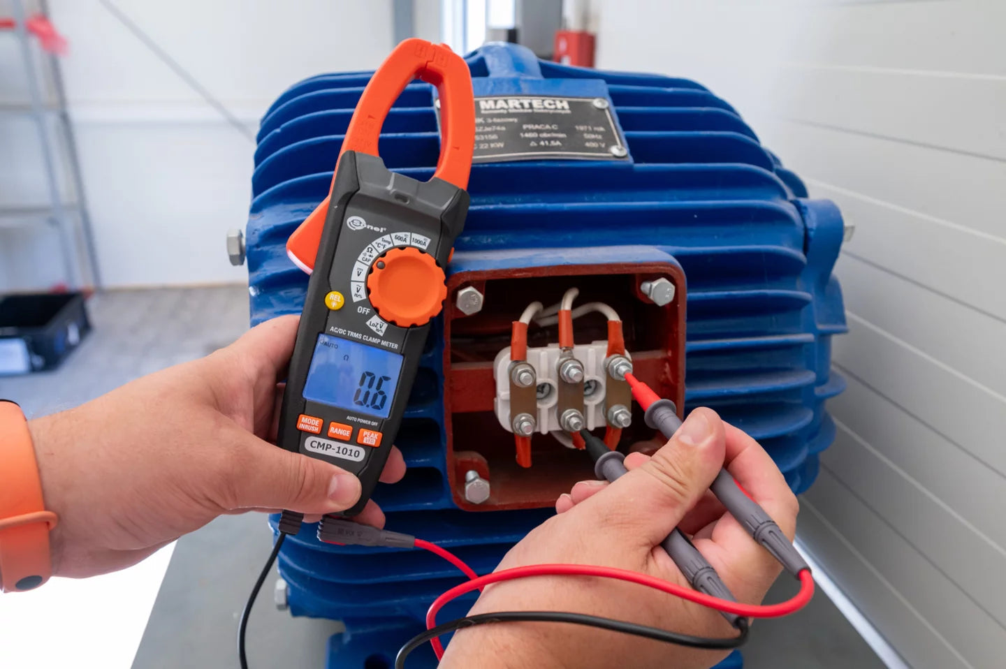 CMP-1010 Digital Clamp Meter